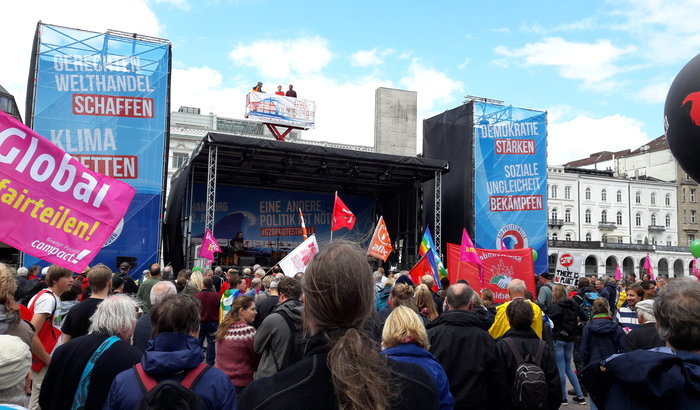 G20-Protestwelle auf dem Hamburger Rathausmarkt