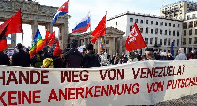 In Berlin gingen rund 300 Menschen gegen den Putschversuch in Venezuela auf die Straße